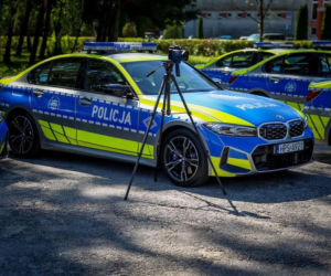 „Bestie” na świętokrzyskich drogach! Policja odbiera nowe BMW M340i xDrive i laserową broń na piratów