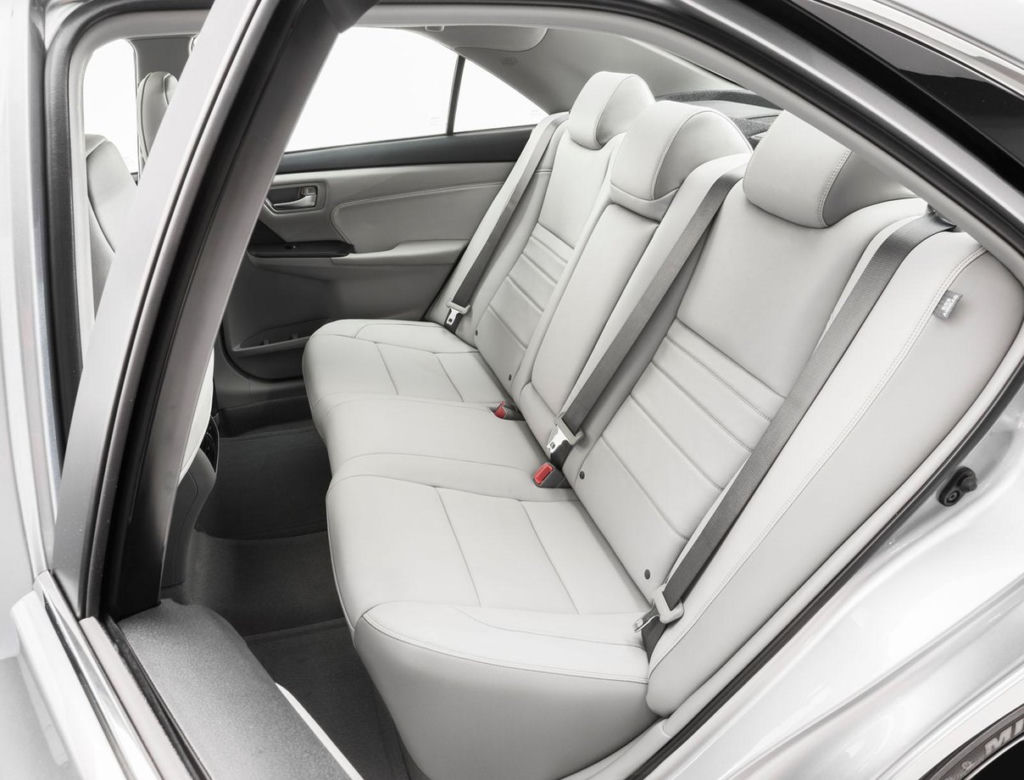 Toyota Camry 2015 w nowym odważnym stylu