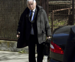 Wiercą Kaczyńskiemu za ścianą