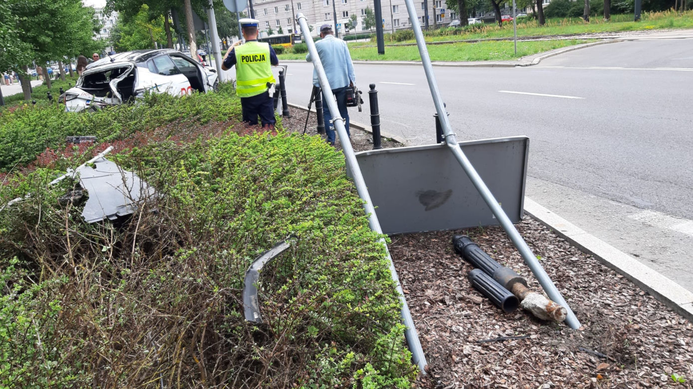Pijany próbował uciekać przed policją. Uderzył w auto i wylądował na dachu