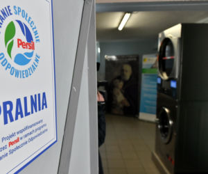 Ksiądz nie poświęcił pralni. Towarzystwo Brata Alberta odda pieniądze za pralki i proszek