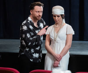 Na Wspólnej odc. 3273. reżyser Halicki (Adam Szczyszczaj), aktorka (Sylwia Gola)