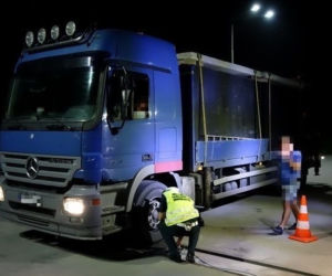 Przeciążony transport szamb betonowych