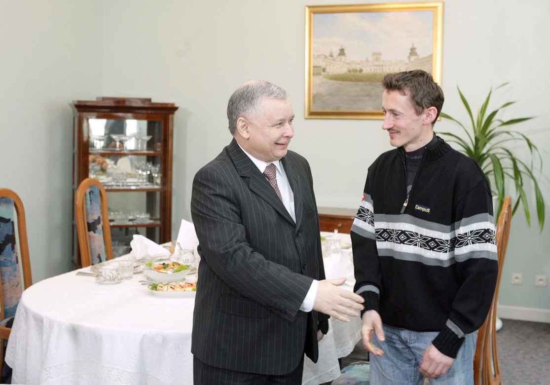Lech Kaczyński i Jarosław Kaczyński na sportowych zdjęciach