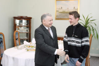 Lech Kaczyński i Jarosław Kaczyński na sportowych zdjęciach