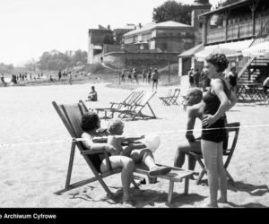Jak dawniej wyglądało plażowanie? Te zdjęcia to prawdziwe perełki! [GALERIA]