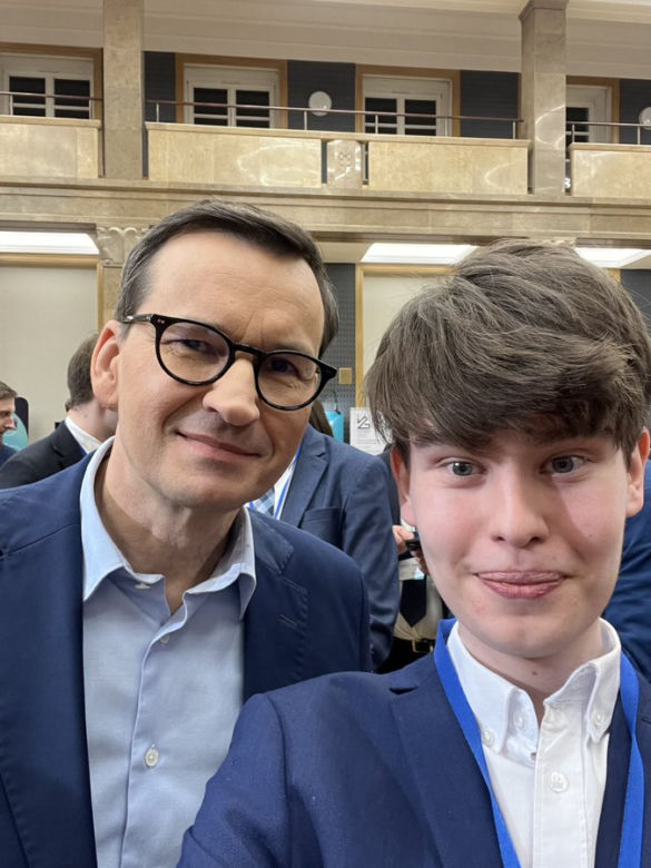 Mateusz Morawiecki z młodzieżą PiS