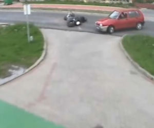 Wypadek w Prudniku - motocyklista uderza w fiata uno
