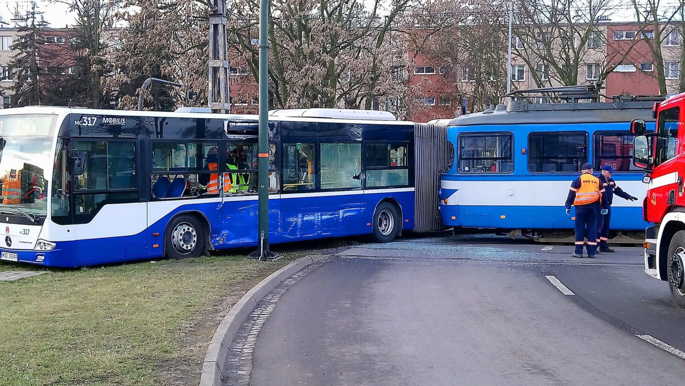 Dramatyczny wypadek w Krakowie. Tramwaj zderzył się z autobusem, są ranni