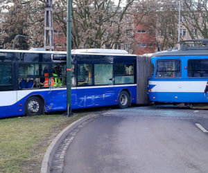 Dramatyczny wypadek w Krakowie. Tramwaj zderzył się z autobusem, są ranni