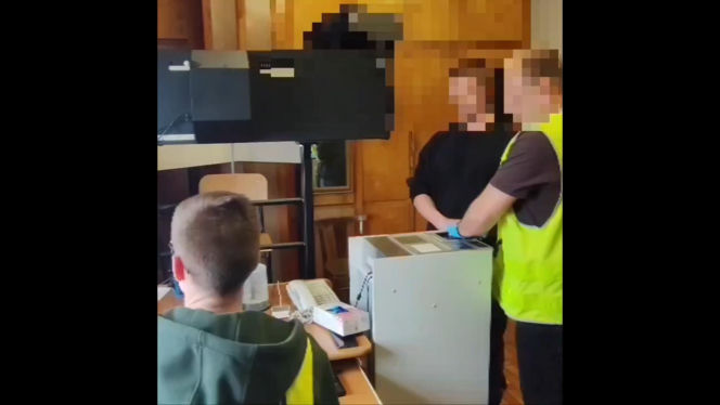 Najpierw razem pili, później polała się krew. Brat na brata ruszył z nożem!