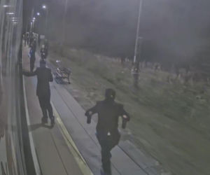 Zniszczony pociąg po ataku pseudografficiarzy w Ładzinie