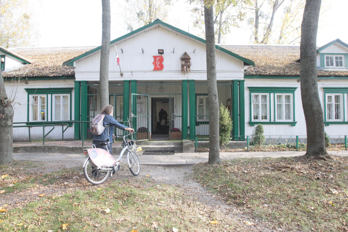 Wieje tu wiochą, a to jeszcze stolica. „Życie toczy się tu niewarszawskim życiem”