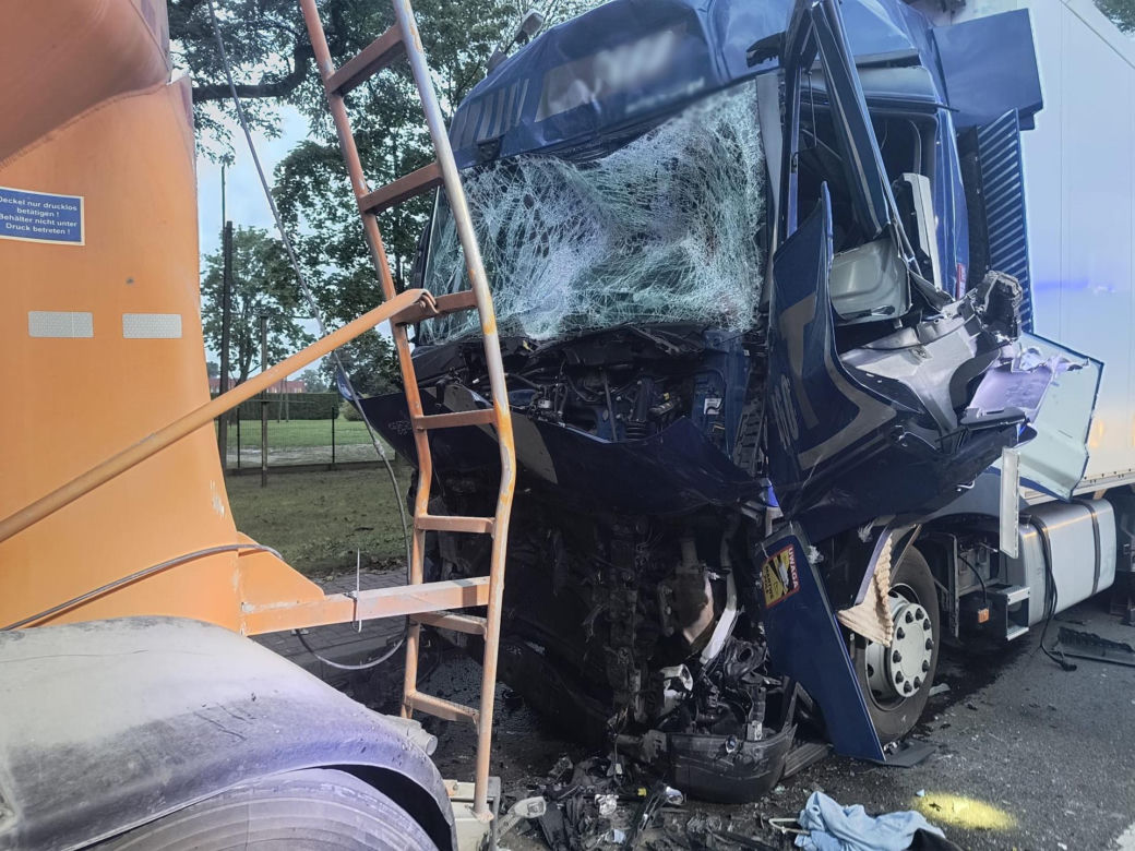 Trzy ciężarówki rozbite pod Płockiem. Kierowca zakleszczony