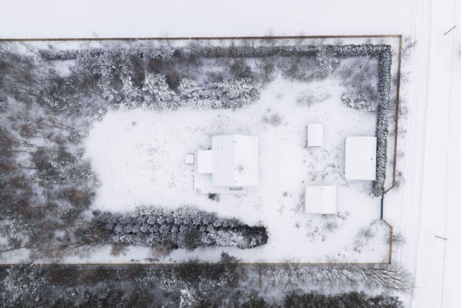 Dom Ziobry zasypany śniegiem czeka na gospodarza