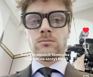Elegancki Maciej Musiał nadaje ze szczytu NATO. Kto wpuścił Tomeczka z rodzinki?