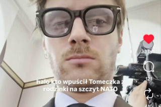 Elegancki Maciej Musiał nadaje ze szczytu NATO. Kto wpuścił Tomeczka z rodzinki?