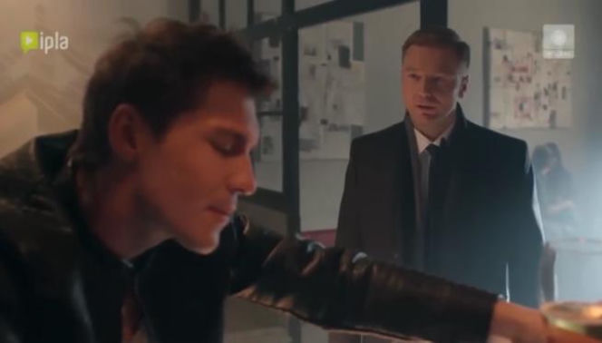 	To nie koniec świata 2 sezon odcinek 16 (odc. 3). Aleks (Mikołaj Roznerski), Paweł (Krystian Wieczorek)