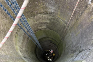 Mruczek wpadł do starej studni. Rozpaczliwym miauczeniem wołał pomocy