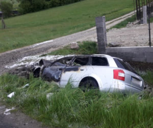 Audi uderzyło w przepust i stanęło w ogniu. Autem podróżowało dwóch 19-latków