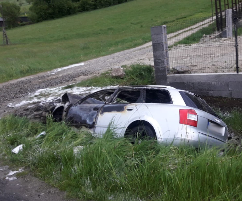 Audi uderzyło w przepust i stanęło w ogniu. Autem podróżowało dwóch 19-latków