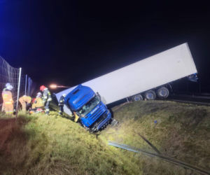 Ciężarówka przebiła bariery na S7 w Skarżysku-Kamiennej. Pojazd wpadł do rowu