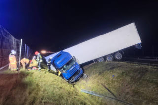 Ciężarówka przebiła bariery na S7 w Skarżysku-Kamiennej. Pojazd wpadł do rowu