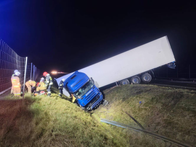 Ciężarówka przebiła bariery na S7 w Skarżysku-Kamiennej. Pojazd wpadł do rowu