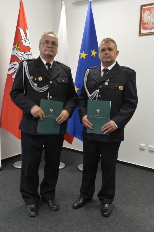 Marszałek nagrodził strażaków ochotników. Obaj uratowali ludzkie życie. „To są bohaterowie!”