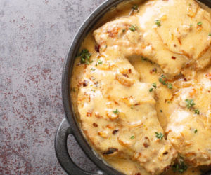 Schab duszony w maślance z cebulą i majerankiem – miękki, soczysty i zupełnie inny niż zwykle