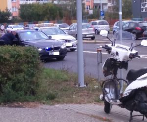 Toruń: Kierowca skutera spowodował KOLIZJĘ. Trafił do szpitala i zarobił mandat