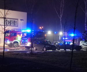 Kraków: Poteżny pożar archiwum Urzędu Miasta. Płoną dwie duże hale przy ulicy Na Załęczu. Akcja trwa [ZDJĘCIA]