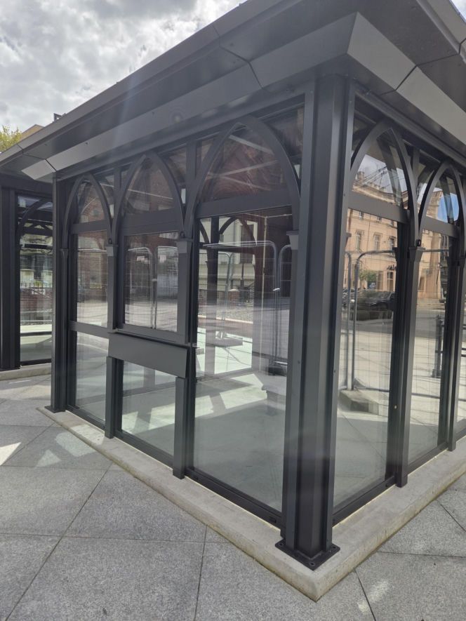 Nowe oblicze placu Wolności. Kwiaciarnie już zamontowane, koniec prac coraz bliżej