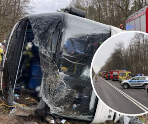 Łopiennik Podleśny. Groźny wypadek autokaru na DK 17. Wśród rannych dzieci