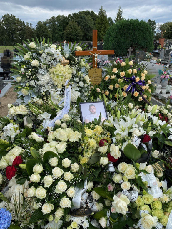 Przejmujący widok na grobie Jakuba Pracharczyka. 20-latek zginął w katastrofie awionetki