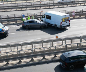 Drogim Jaguarem wbił się w bus. Potem uciekł