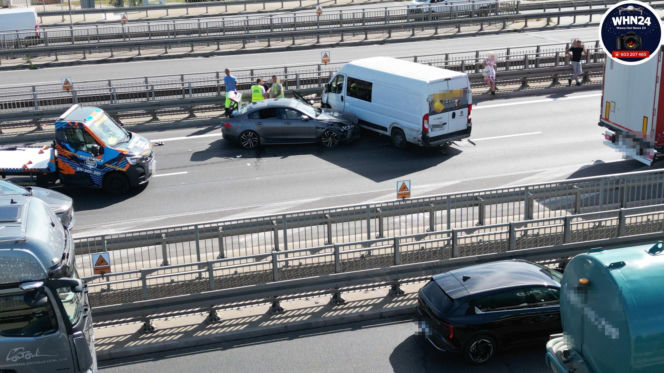 Drogim Jaguarem wbił się w bus. Potem uciekł