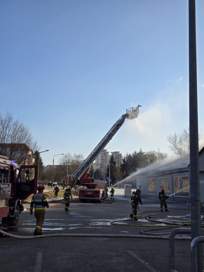 Ogromny pożar Biedronki na Dolnym Śląsku! Dach runął, są ranni strażacy