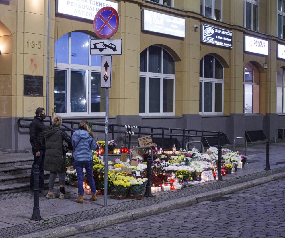 Znicze pod siedzibą PiS