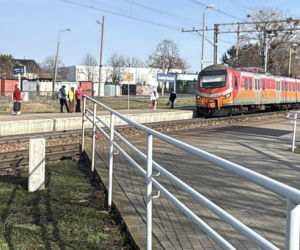 Autobus utknął na przejeździe kolejowym