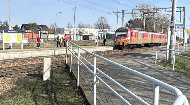 Autobus utknął na przejeździe kolejowym