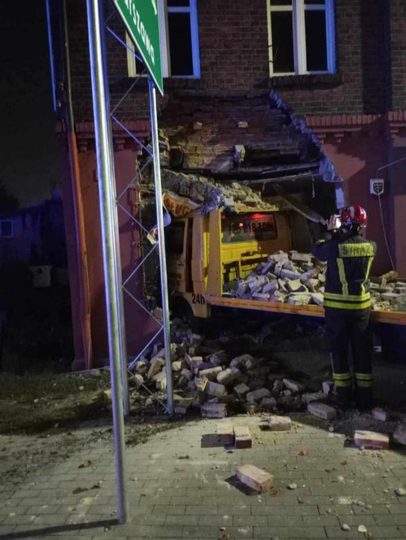 Laweta wjechała w budynek kamienicy przy Szosie Chełmińskiej w Toruniu