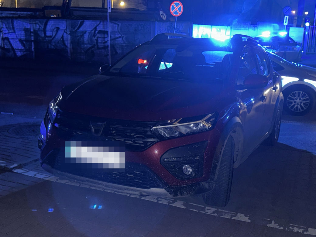Zwiewał policji gruchotem przez 4 dzielnice! W akcji ogromne siły policji
