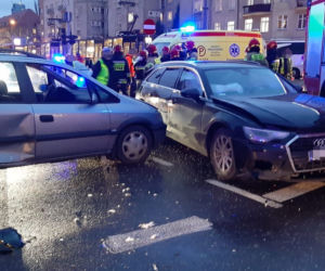 Drogowa masakra na Ochocie. Kobietę wyrzuciło z samochodu na ulicę