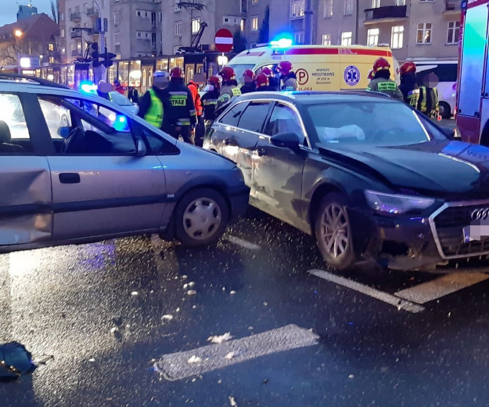 Drogowa masakra na Ochocie. Kobietę wyrzuciło z samochodu na ulicę