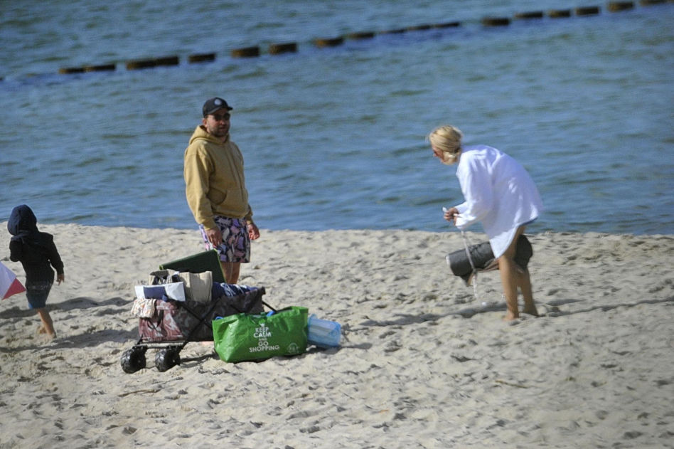 Borys Szyc z rodziną na plaży