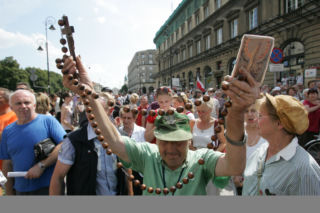 Wojna o krzyż: Krzyż zostaje pod Pałacem Prezydenckim