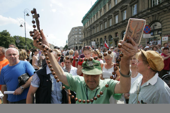Wojna o krzyż: Krzyż zostaje pod Pałacem Prezydenckim