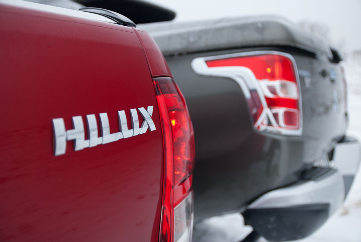 Toyota Hilux SR5 2.4 D-4D Mitsubishi L200 2.4 DID Instyle