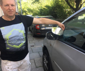 Wandal uszkodził kilkadziesiąt samochodów zaparkowanych przy ul. Pilotów [ZDJĘCIA, AUDIO]